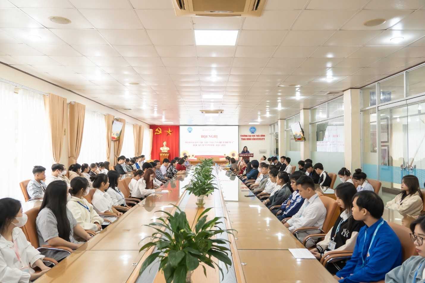 TRAO GIẢI CUỘC THI "NHÀ VÔ ĐỊCH ĐIỂM A" HỌC KỲ II NĂM HỌC 2023-2024 VÀ TRAO HỌC BỔNG KHUYẾN KHÍCH HỌC TẬP CHO SINH VIÊN VƯỢT KHÓ